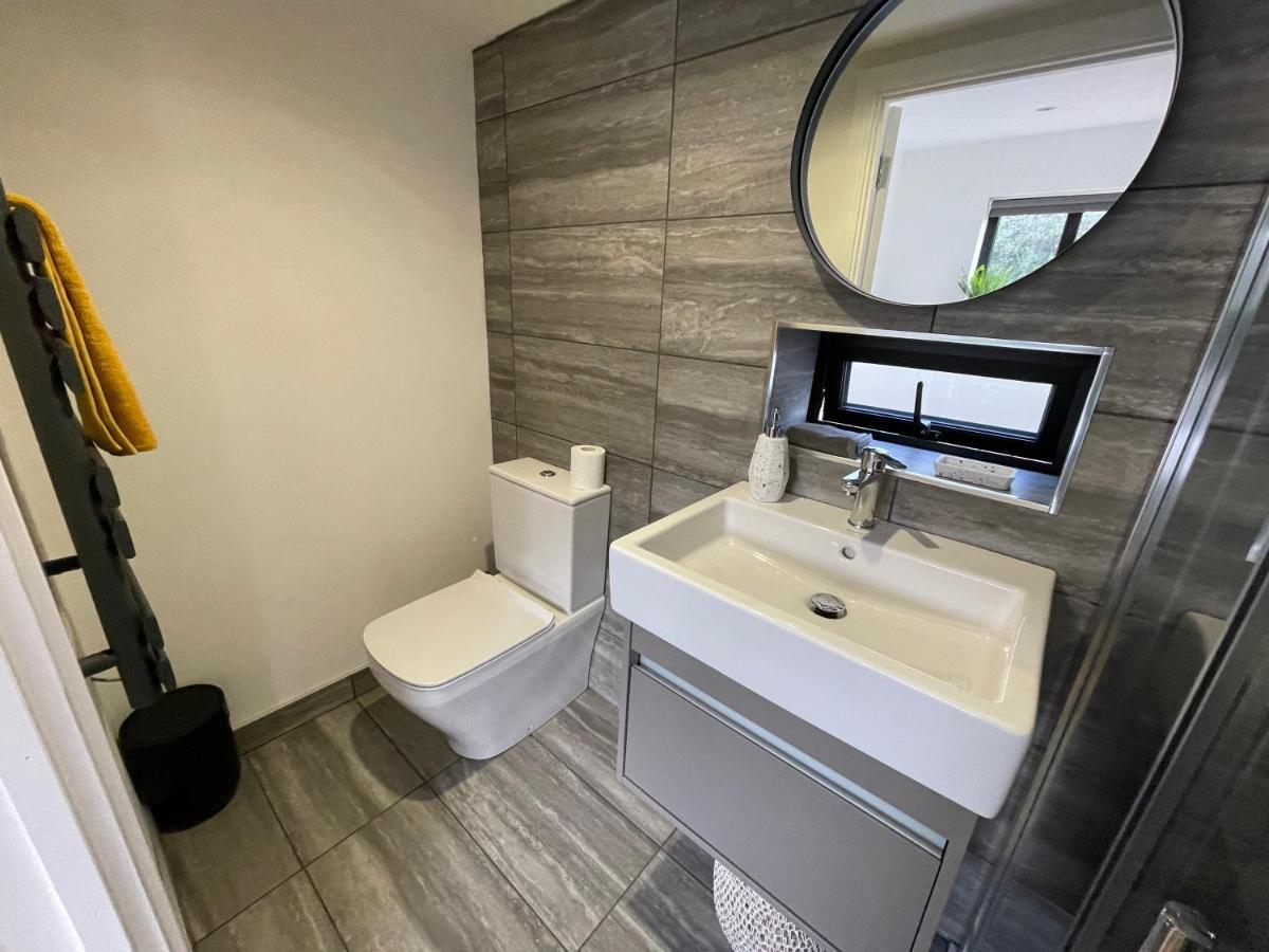 River Guest House With Jacuzzi Fire And Boat Hire Staines-upon-Thames Dış mekan fotoğraf