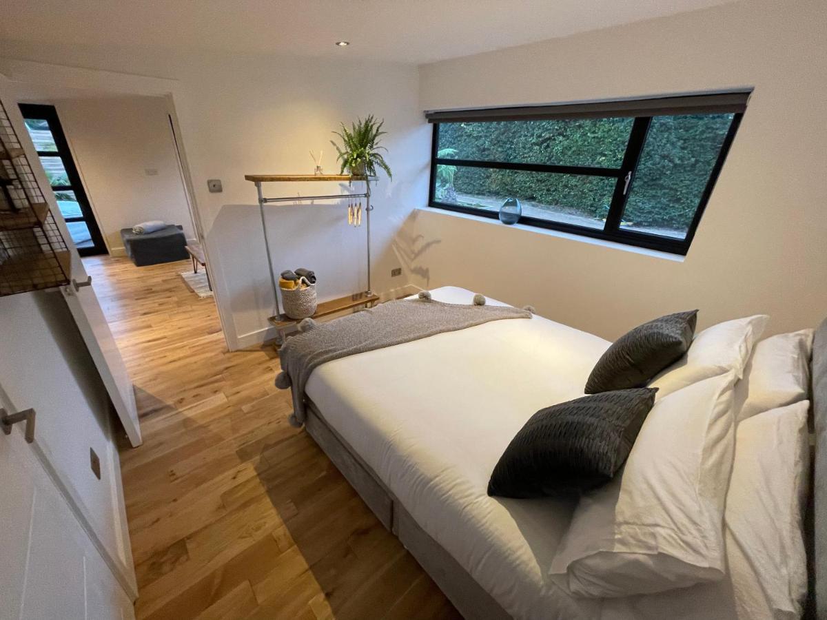 River Guest House With Jacuzzi Fire And Boat Hire Staines-upon-Thames Dış mekan fotoğraf