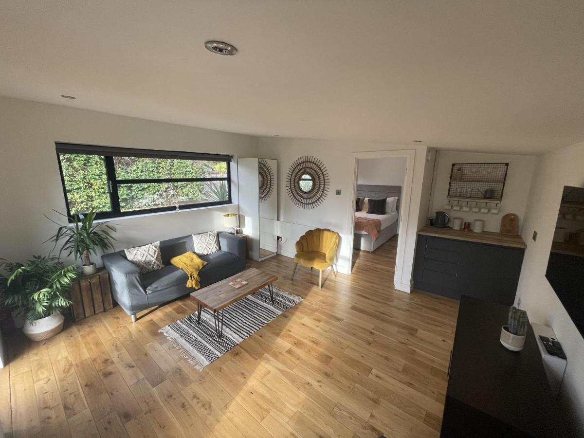 River Guest House With Jacuzzi Fire And Boat Hire Staines-upon-Thames Dış mekan fotoğraf