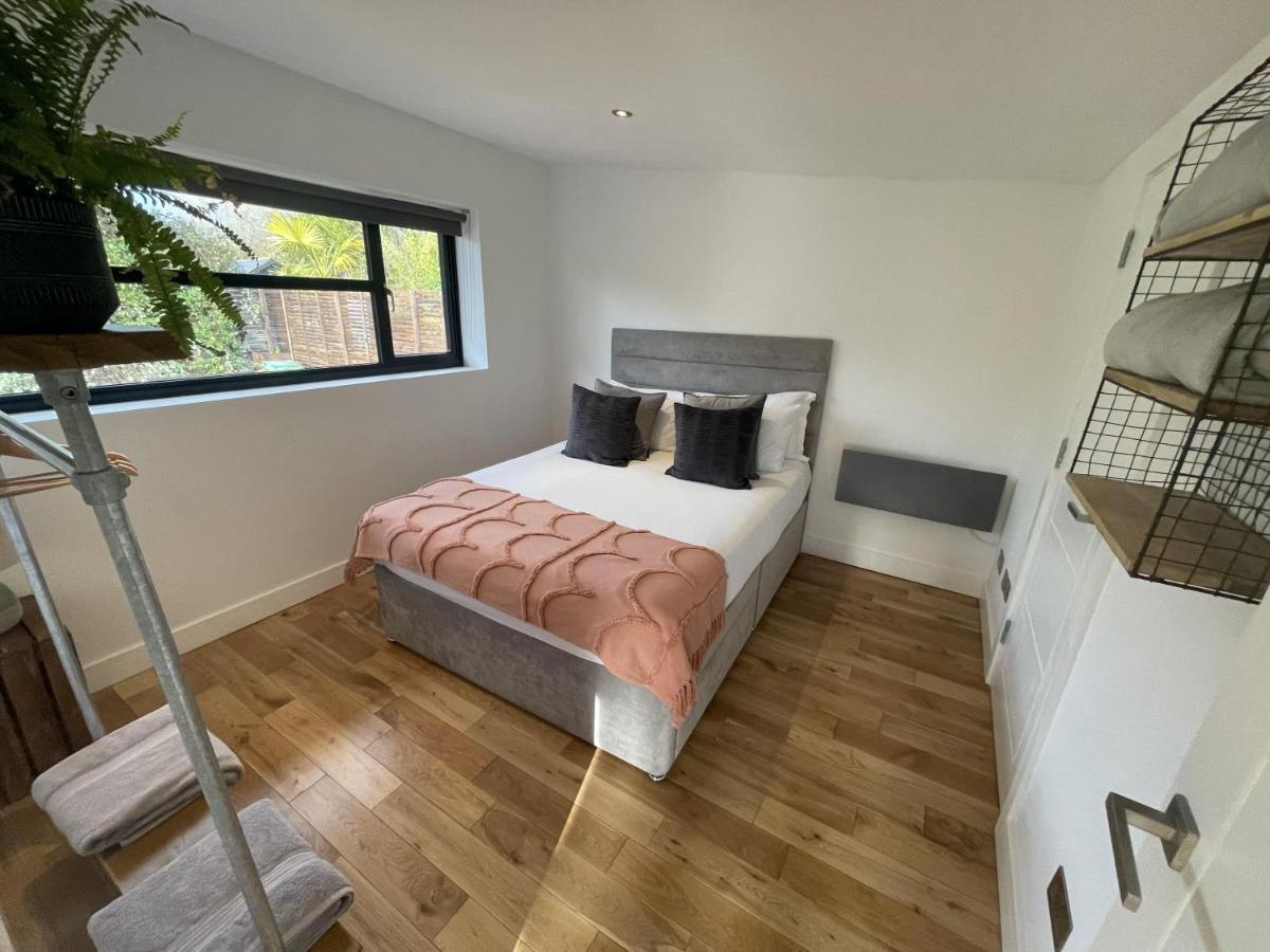 River Guest House With Jacuzzi Fire And Boat Hire Staines-upon-Thames Dış mekan fotoğraf