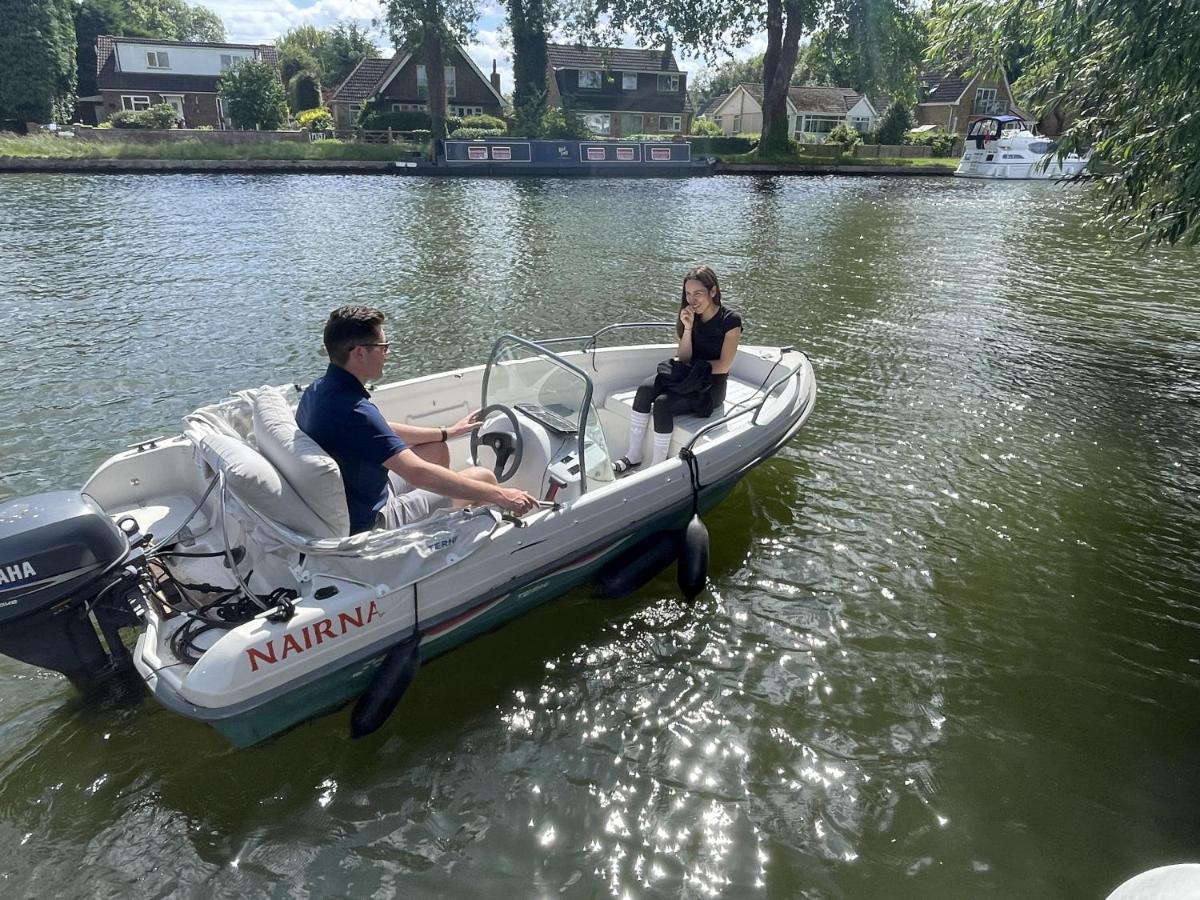 River Guest House With Jacuzzi Fire And Boat Hire Staines-upon-Thames Dış mekan fotoğraf